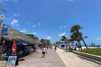 La costanera de Hollywood Beach retoma la normalidad, con restaurantes y playas abiertas