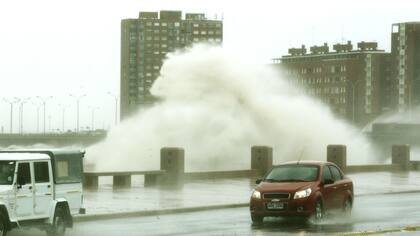 La costanera en Montevideo sintió con fuerza el temporal