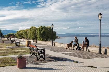 La costanera sobre el lago Buenos Aires convoca a pobladores y turistas.