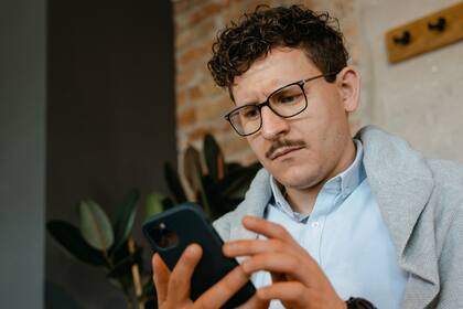 La costumbre de buscar información en internet sobre los síntomas que creen sentir no hace más que agudizar la ansiedad de esos pacientes