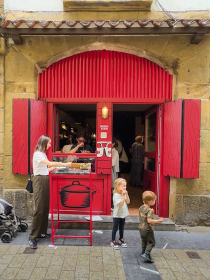La costumbre de comer pintxos en la barra o de parado en la calle es vital para los vascos