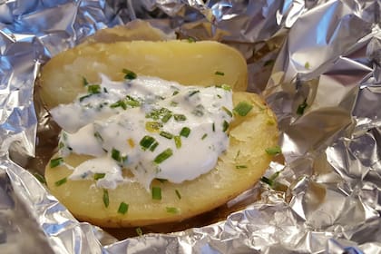 La costumbre de envolver las papas en aluminio