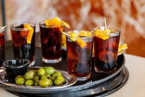 La costumbre del aperitivo volvió hace unos años a la Argentina y hoy la protagoniza el vermouth