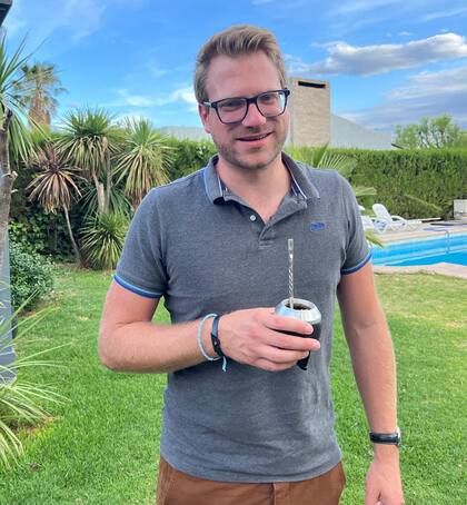 La costumbre del mate primero le pareció extraña; hoy, Arnaud, lo toma cada día.