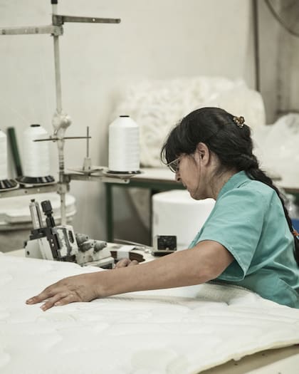 La costura final de cada una de las tapas es artesanal.