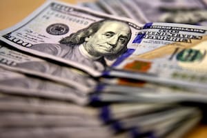 El Gobierno busca reformar la SIDE por DNU; rige el nuevo esquema de cotización del dólar