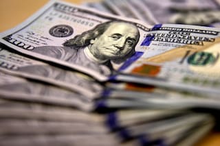 El Gobierno busca reformar la SIDE por DNU; rige el nuevo esquema de cotización del dólar