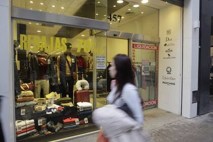 La cotización del dólar blue llegó el martes a casi 500 pesos; en la peatonal Florida los comercios tomaban los dólares a ese valor