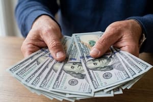 ¿A cuánto cotizan el dólar oficial y el blue este lunes 6 de abril?