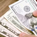 ¿A cuánto cotiza el dólar oficial y el blue este viernes 1° de mayo?