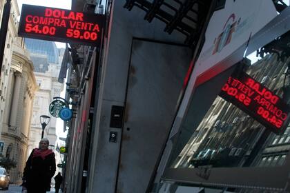 La cotización del dólar frente a una casa de cambio en la City porteña