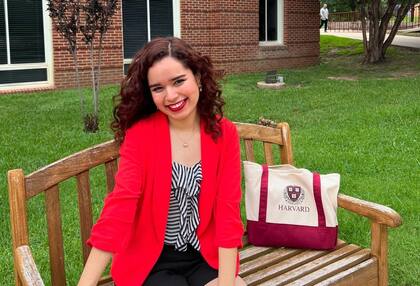 La creadora de contenido se describe en sus cuentas de redes sociales como graduada de Harvard sin DACA y sin papeles