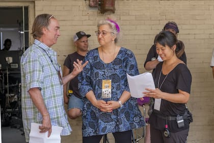 La creadora de Orange is the New Black, Jenji Kohan (centro), durante una pausa del rodaje de la serie. Kohan creó además Weeds y GLOW