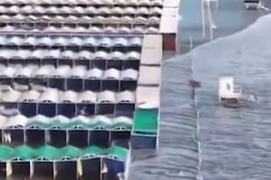 El momento exacto en el que la crecida del mar arrasó carpas y cubrió la arena