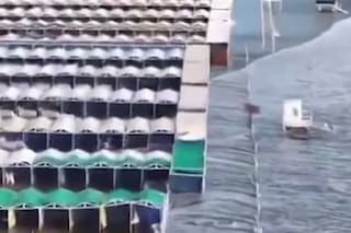 El momento exacto en el que la crecida del mar arrasó carpas y cubrió la arena