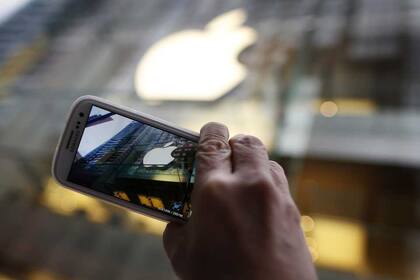 La creciente competencia entre Samsung y Apple llevó a las compañías a dirimir sus diferencias en las cortes judiciales tras acusaciones cruzadas por el diseño de sus teléfonos inteligentes