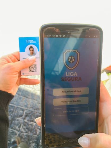 La credencial y la aplicación de Liga Segura, el sistema que permite que haya hinchas visitantes en los partidos de la Liga del Sur, de Bahía Blanca y su zona de influencia.