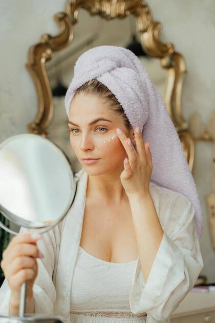 La crema recomendada por la maquillista reduce los signos de la edad y mejora la elasticidad de la piel. Pexels