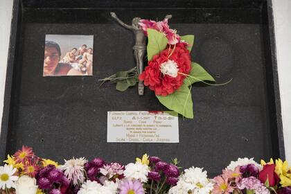 La cripta 13 del pabellón militar del cementerio local tiene flores frescas y una foto de Fernando pegada