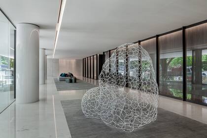 La crisálida de formas orgánicas recibe a los inquilinos en Sucre al 700. La diseñó Celina Saubidet (del estudio Cabinet Oseo) y formó parte de la colección Reinos, que se expuso en el Museo Nacional de Arte Decorativo