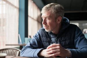 Según un nuevo estudio, los jóvenes padecen más estrés y los 50 ya no son los años más tristes: qué dicen los nuevos estudios