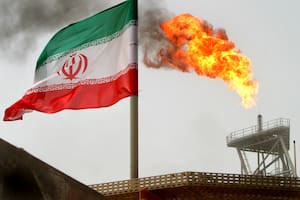 El petróleo trepa el 10% por el temor a la expansión de una guerra regional tras la ofensiva sobre Irán
