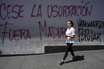 La crisis política venezolana alcanzó niveles críticos con la confrontación entre Guaidó y Maduro, considerado por la oposición y casi 40 países como un presidente ilegítimo
