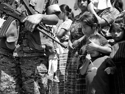 La crisis social durante la guerra civil en Guatemala tuvo como víctimas a miles de niños que fueron empujados a vivir en las calles (La Perspectiva)
