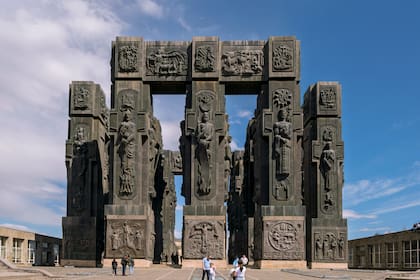La Crónica de Georgia, en las afueras de la capital. En la base del monumento se recrean escenas de la vida de Cristo y religiosas; en el resto, hechos significativos de la historia y la nobleza medieval georgiana. Todo un símbolo de la historia del país asentado en la religión.