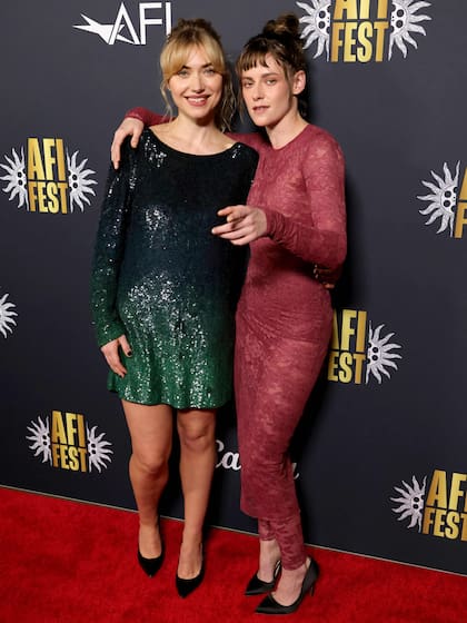 La cronología del agua está basada en las memorias de Lidia Yuknavitch y se estrenó en el Festival de Cannes 2025. Para protagonizar el film, Stewart eligió a la actriz Imogen Poots, con quien no dudó en posar para los flashes