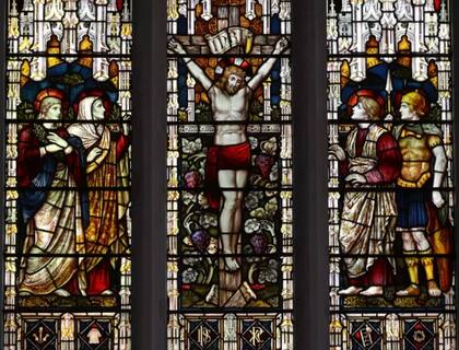 La crucifixión de Cristo en un vitral de la iglesia de San Andrés, Inglaterra