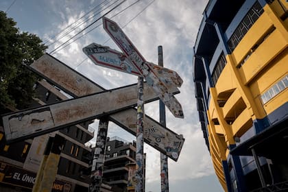 La cruz de San Andrés, alerta del paso del tren, en Brandsen 805