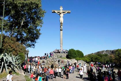 La Cruz del Monte Calvario se inauguró el 10 de enero de 1943. Para recorrer el Vía Crucis es necesario subir 96 peldaños, hay un total de 17 estatuas realizadas en piedra.