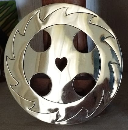 La Cruz Orlada, el regalo de la sobrina nieta de Solari Parravicini al presidente Milei; se la mando a hacer en San Antonio de Areco