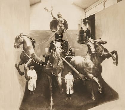 La cuadriga de de Pol en los talleres de fundición en Alemania, en 1914, justo antes de ser enviada a Buenos Aires.