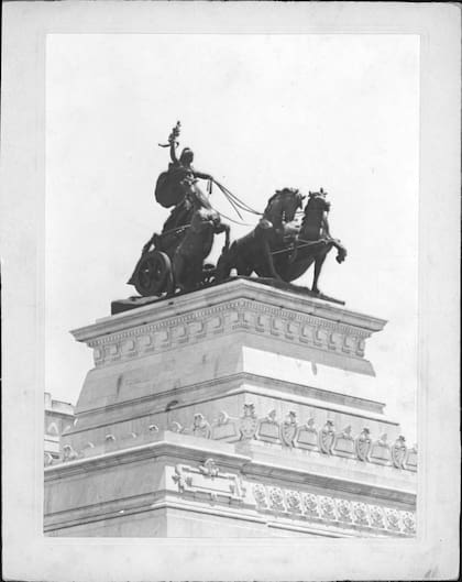 La cuadriga del Congreso instalada en su pedestal en 1914. El bronce fue fundido en Alemania.
