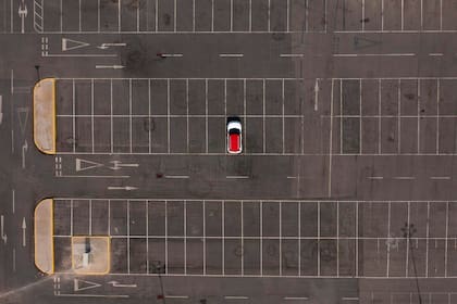 Un estacionamiento de Santiago, vacío por los efectos del coronavirus