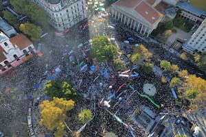 Multitudinaria marcha universitaria a Plaza de Mayo en reclamo por la ley de financiamiento