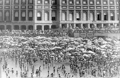 La cuarta rambla, aún vigente, con vista a la superpoblada Playa Bristol de 1985.