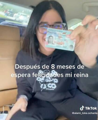 La cubana sacó la tarjeta de inmediato del sobre en el que venía envuelta y la mostró a la cámara