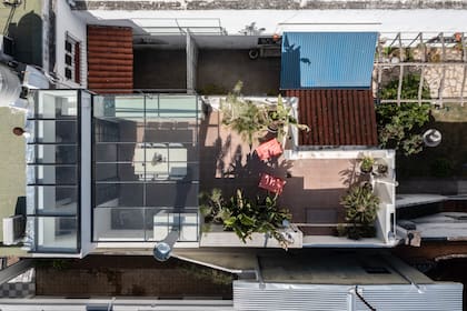 La cubierta de vidrio repartido se usó tanto para el sector de parrilla como para el toilette y para un tramo de la cocina.