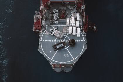 La cubierta del Almirante Irízar, por Lorenzo Poli