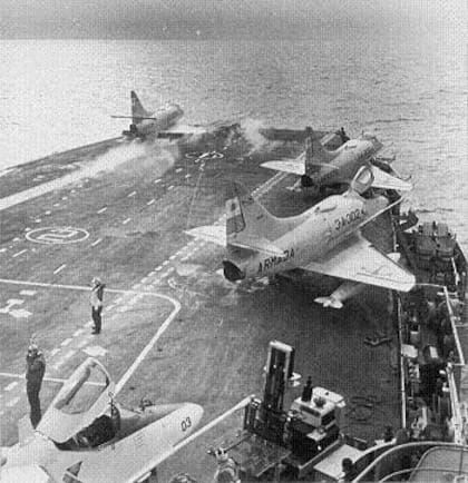 La cubierta del portaviones ARA 25 de Mayo en 1978