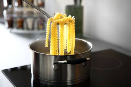 La cuchara para sacar la pasta larga