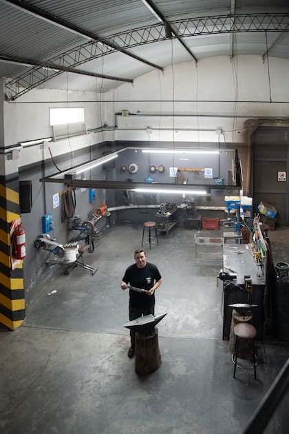 La cuchillería empezó a funcionar en 1989, tras una crisis económica de la familia que los obligó a cambiar de actividad