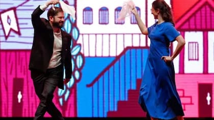 La cueca ha sido históricamente importante para las autoridades chilenas. En la foto, el presidente Gabriel Boric baila cueca con la alcaldesa de Santiago, Irací Hassler, en septiembre de 2023