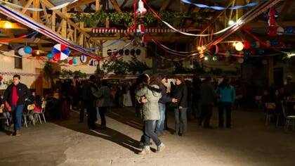 La cueca se baila masivamente en septiembre en la fonda chilena, para celebrar las Fiestas Patrias