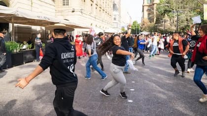 La cueca urbana acercó el folclore a los chilenos