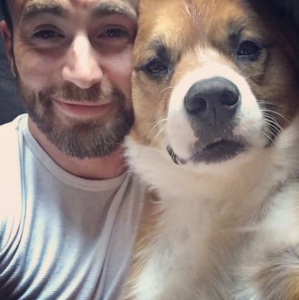 La cuenta de Instagram de Chris Evans está repleta de fotos con su mascota