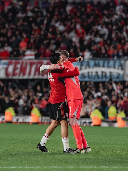 La cuenta oficial de River Plate compartió una foto del emotivo abrazo de Franco Armani y Enzo Pérez que emocionó a muchos, incluido a Dibu Martínez